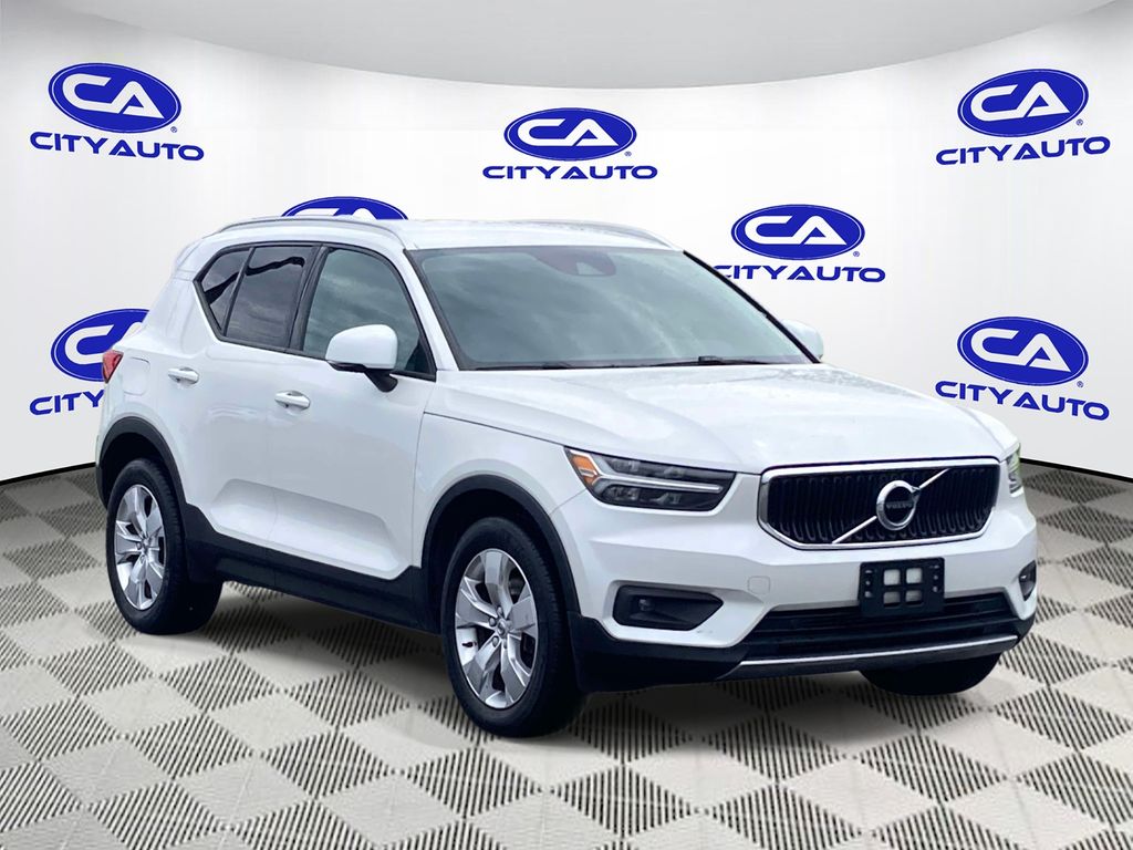 2021 Volvo XC40 T5 Momentum AWD's photo