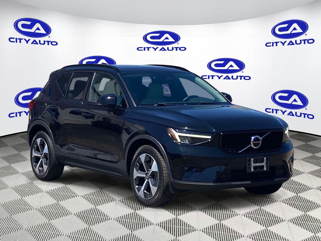 2023 Volvo XC40 B4 Ultimate Dark's photo