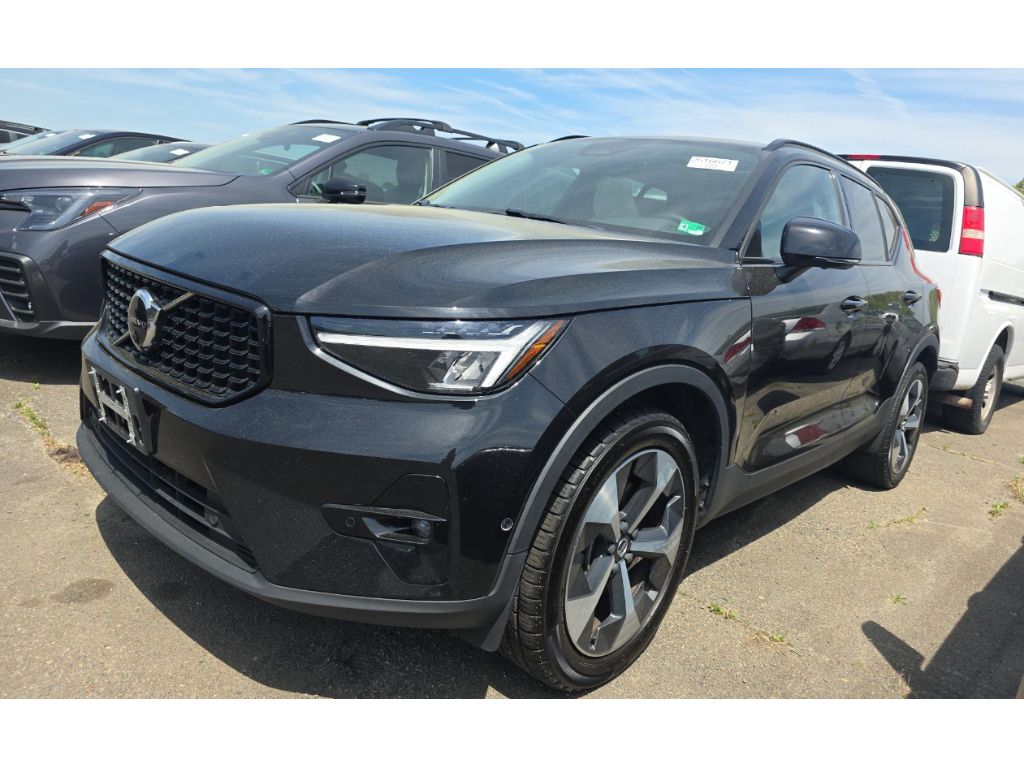 2023 Volvo XC40 B4 Ultimate Dark's photo
