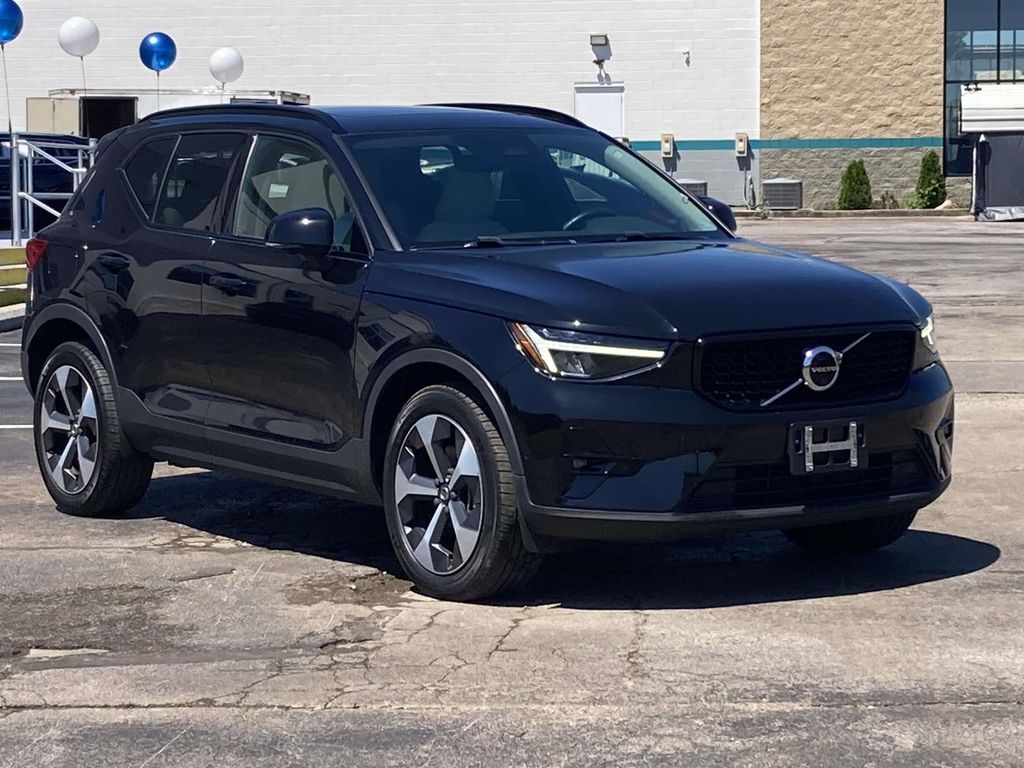 2023 Volvo XC40 B4 Ultimate Dark's photo