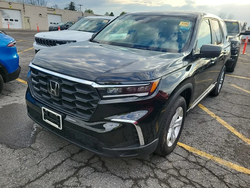 2023 Honda Pilot LX AWD's photo