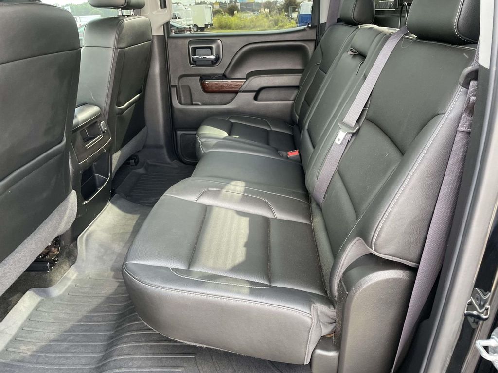 Vehicle photo 13