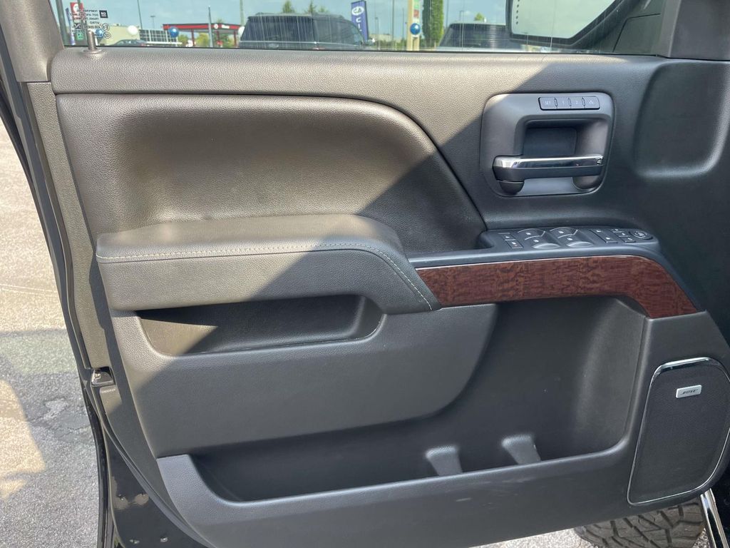 Vehicle photo 19