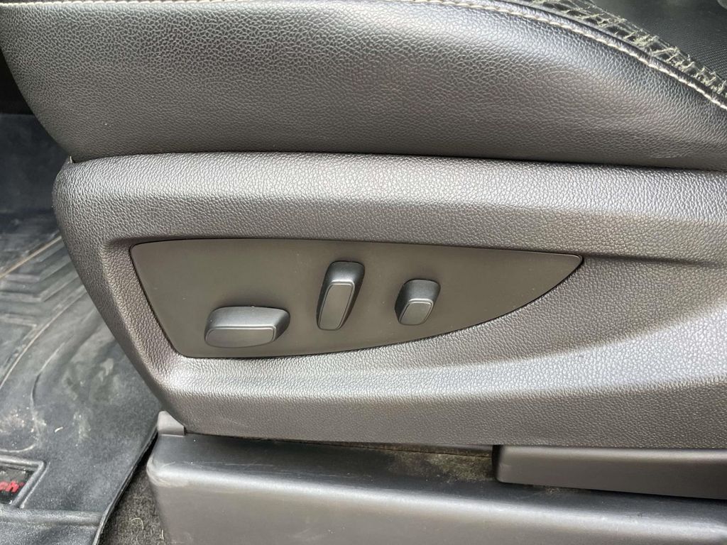 Vehicle photo 18