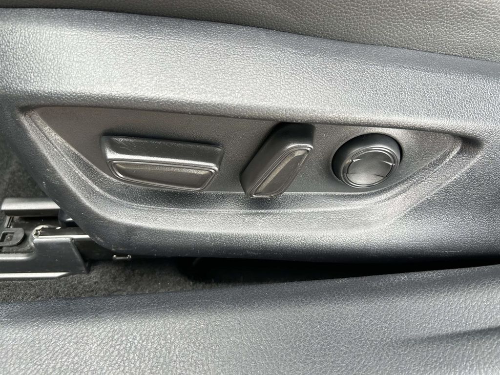 Vehicle photo 24