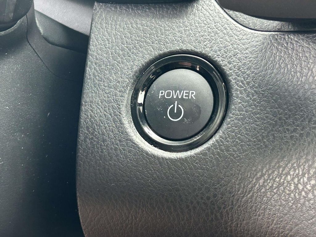 Vehicle photo 33