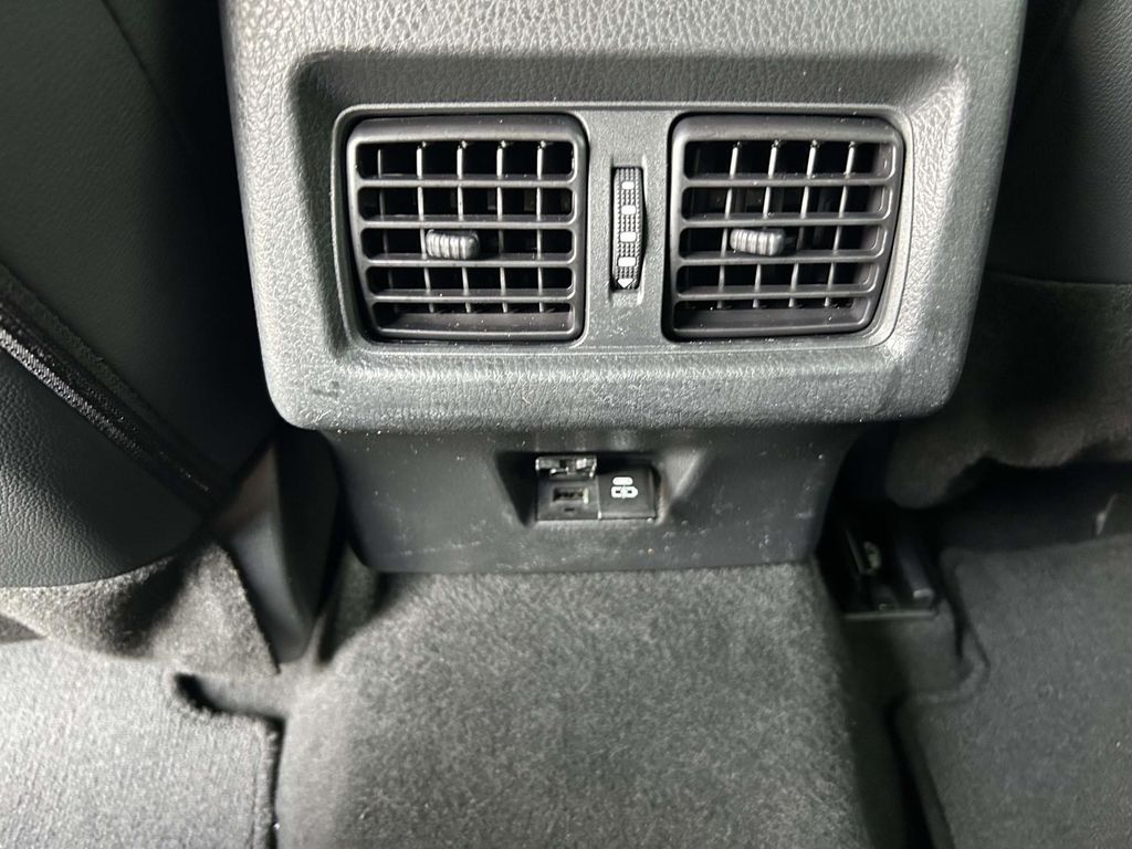 Vehicle photo 21