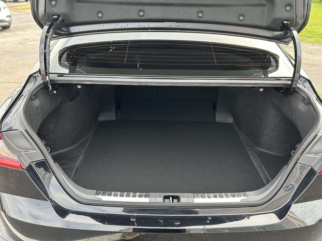 Vehicle photo 18