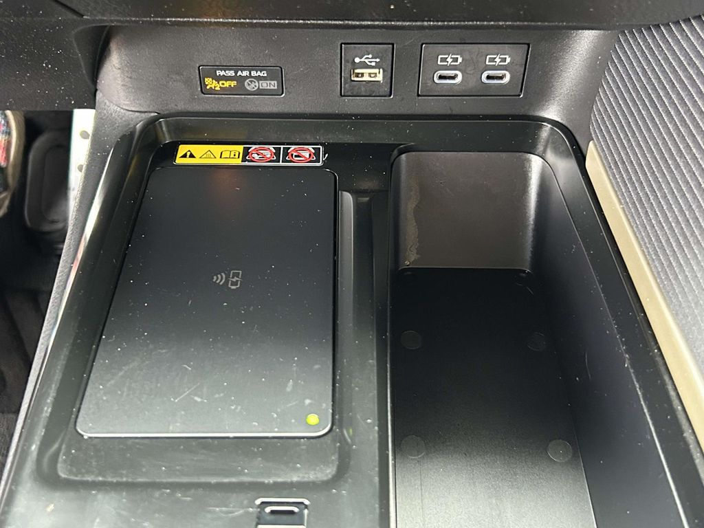 Vehicle photo 30