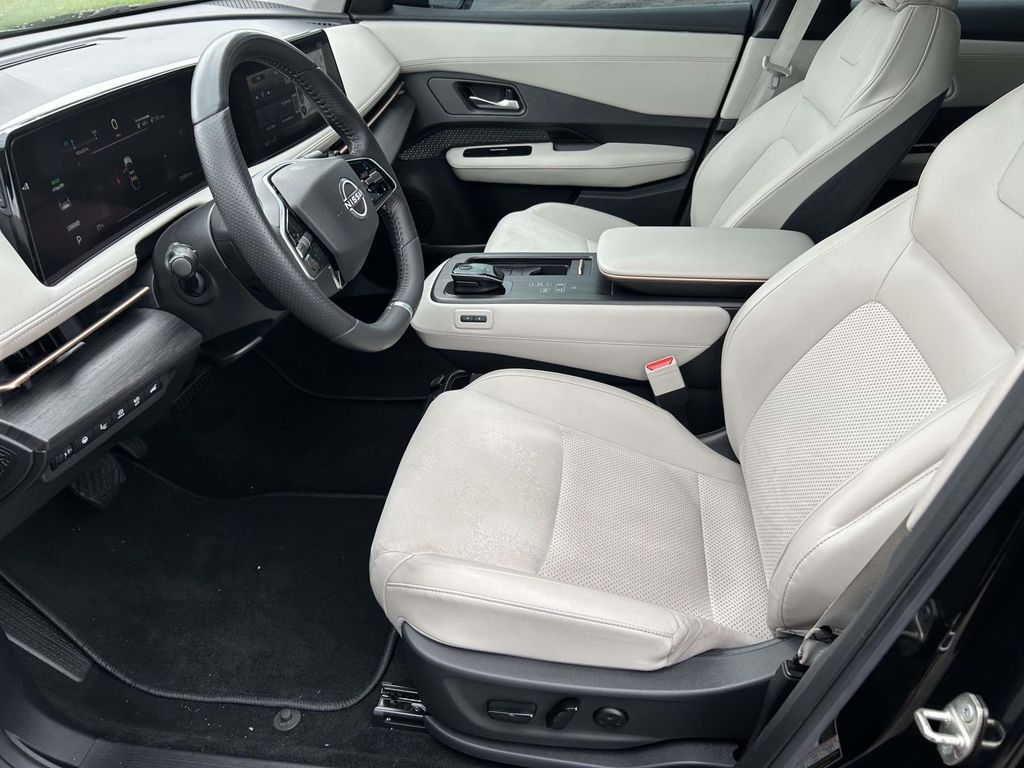 Vehicle photo 26
