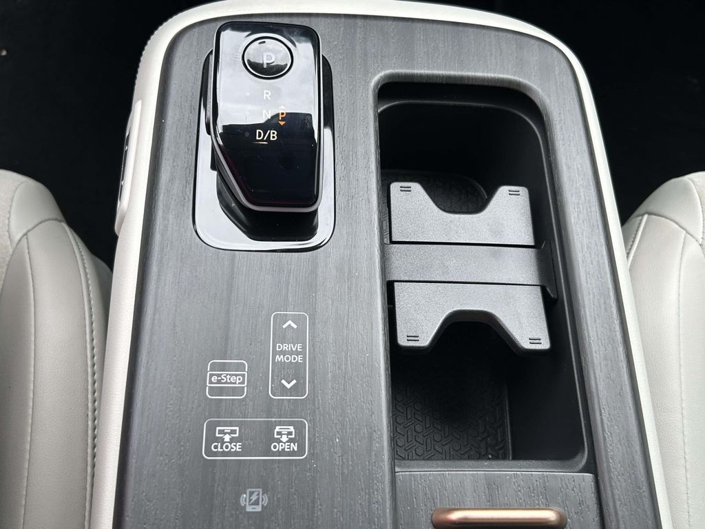 Vehicle photo 34
