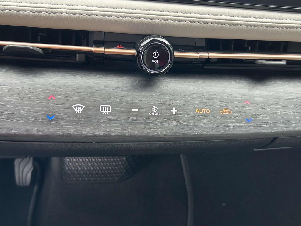 Vehicle photo 33