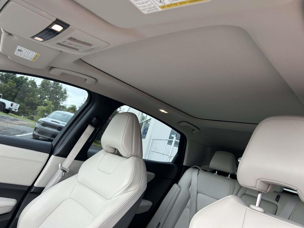 Vehicle photo 29