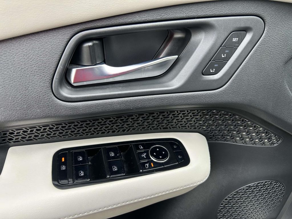 Vehicle photo 24