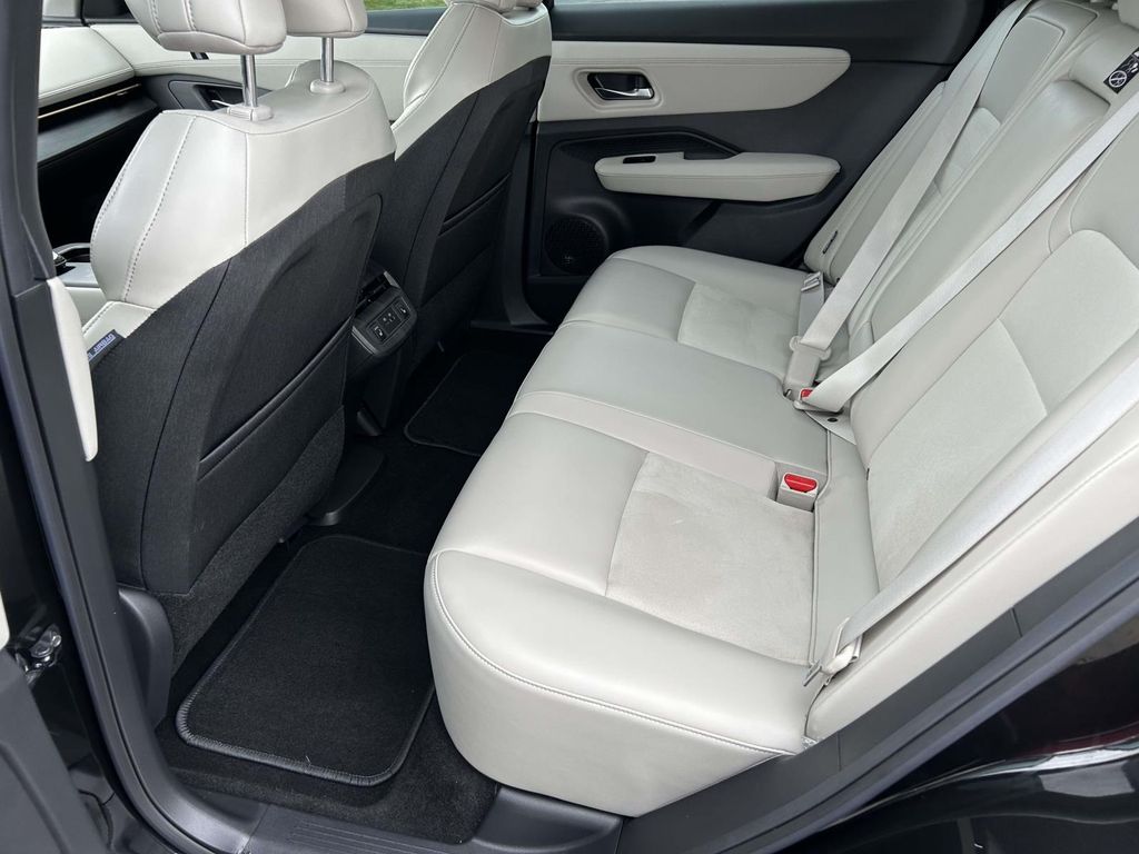 Vehicle photo 21