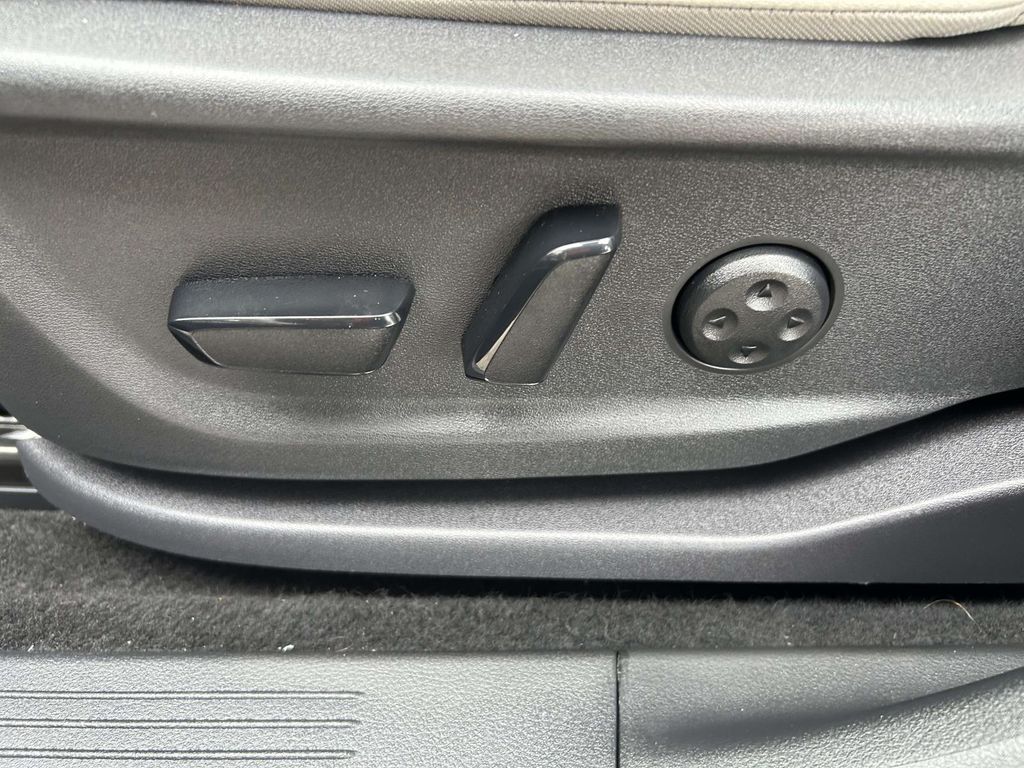 Vehicle photo 28