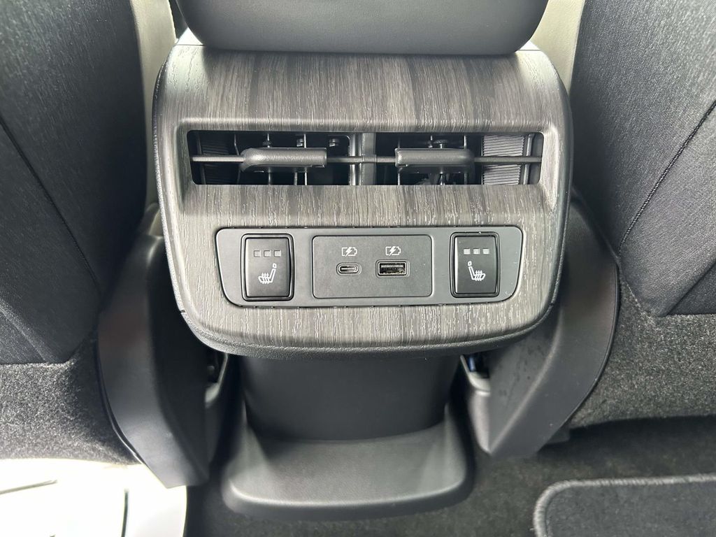 Vehicle photo 23