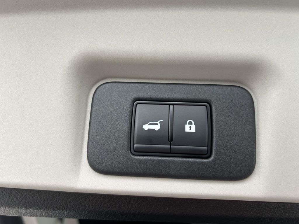 Vehicle photo 20