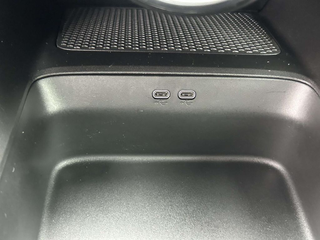 Vehicle photo 32