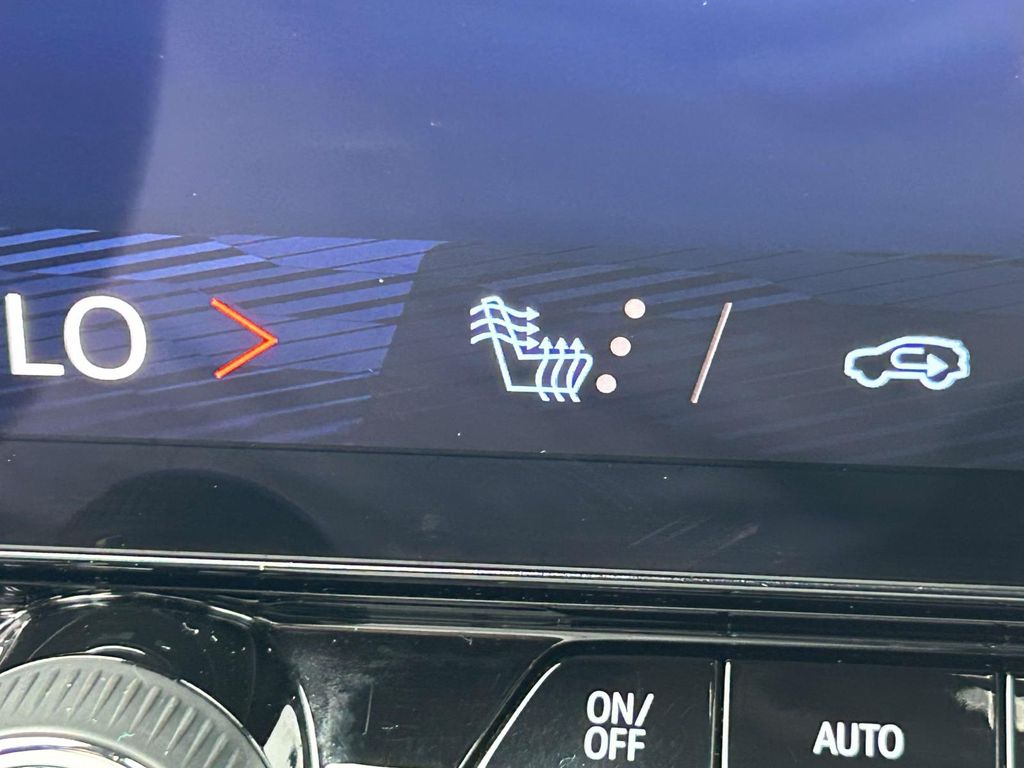 Vehicle photo 30