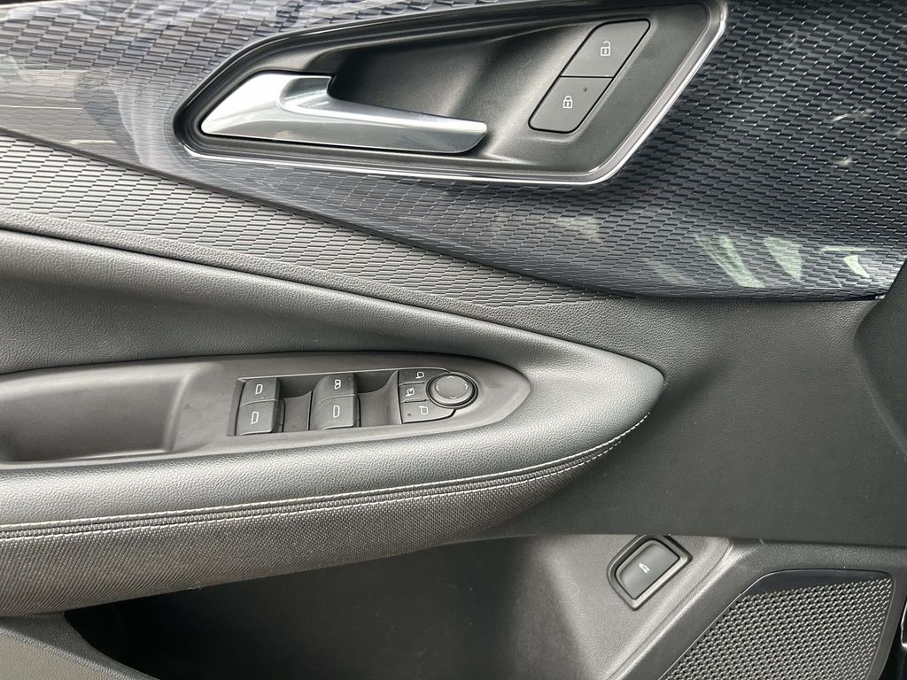 Vehicle photo 23