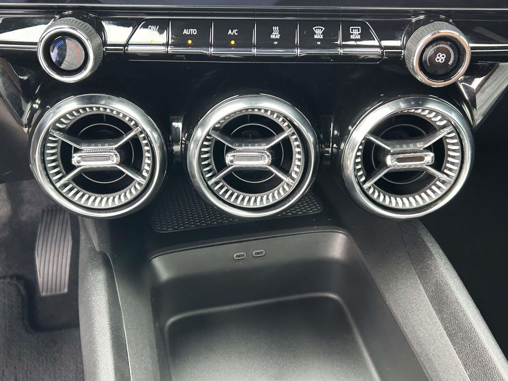 Vehicle photo 31
