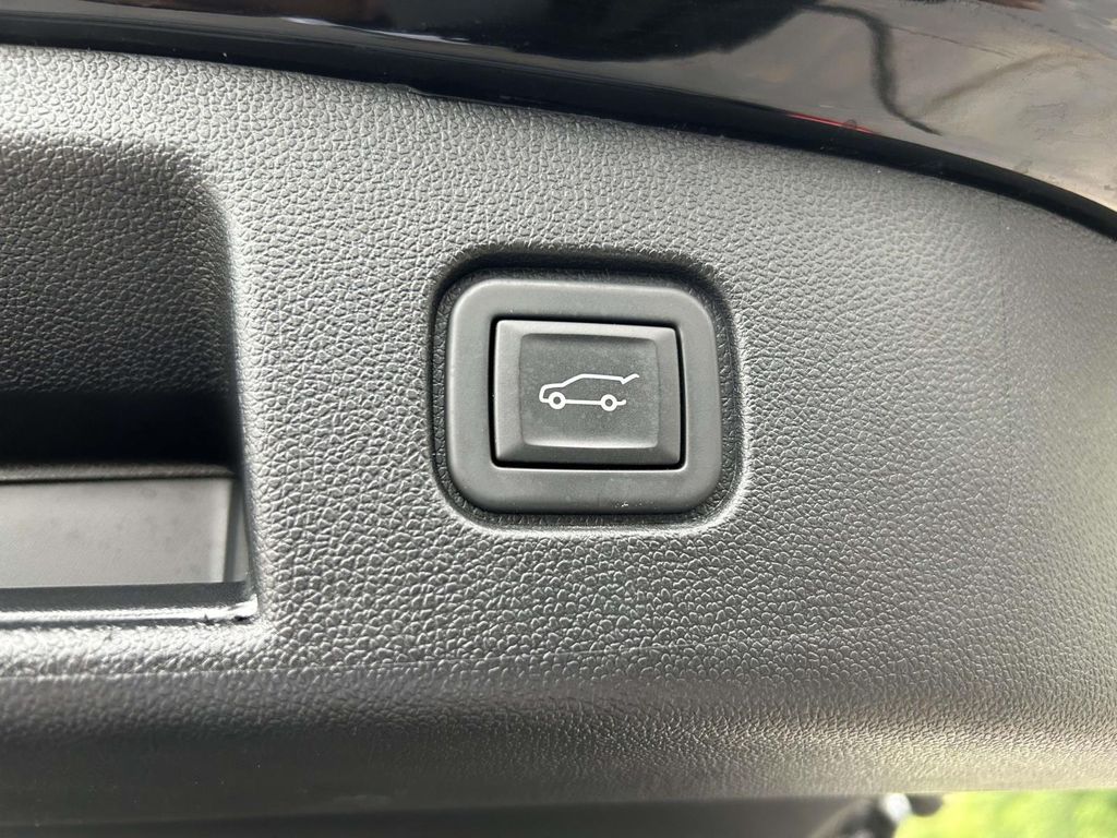 Vehicle photo 19
