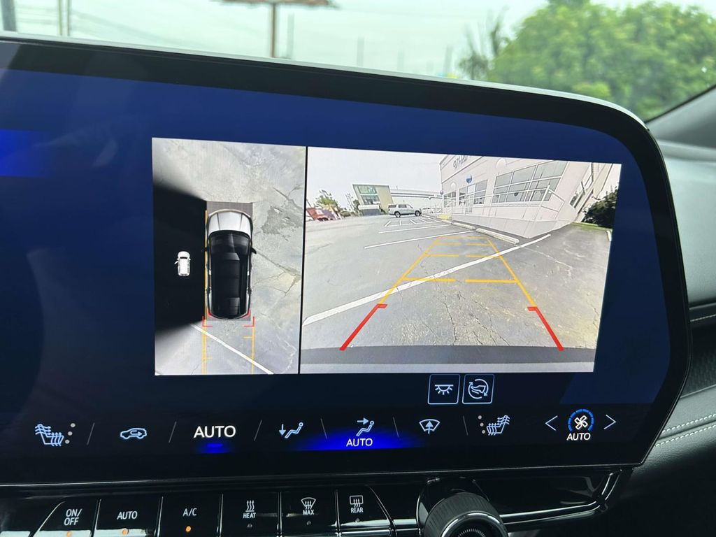Vehicle photo 29
