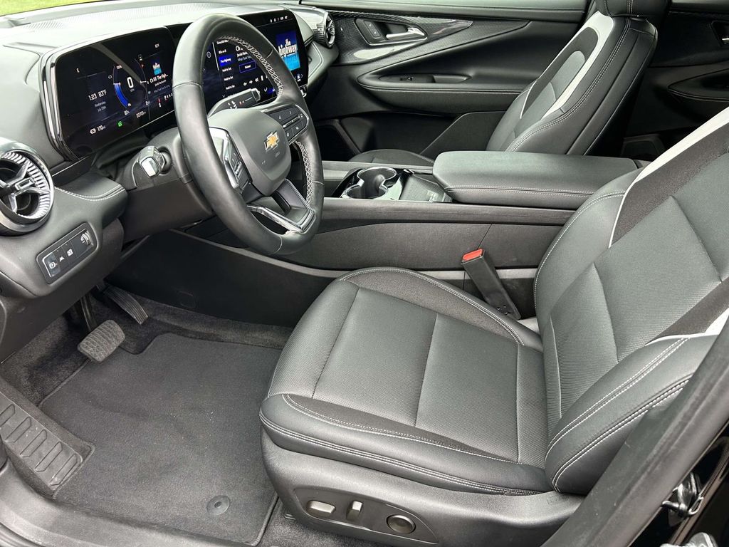 Vehicle photo 24