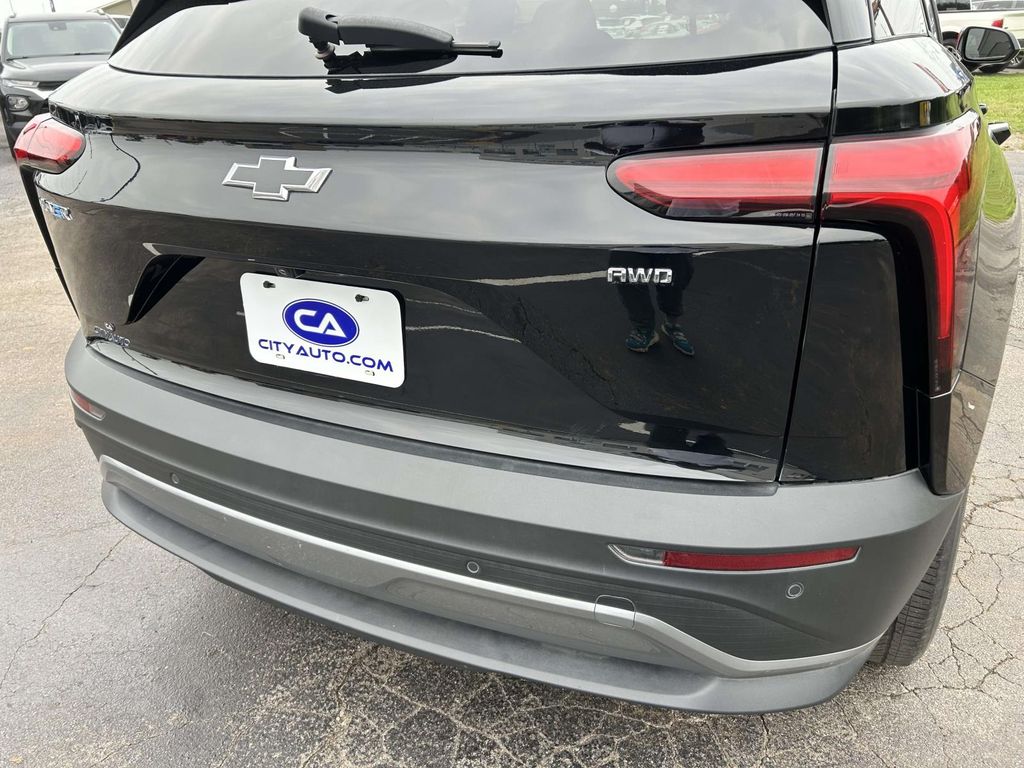 Vehicle photo 13