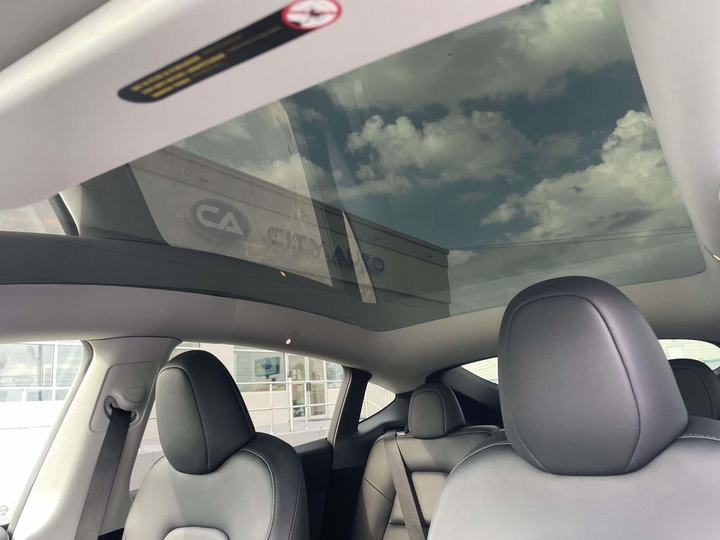 Vehicle photo 20