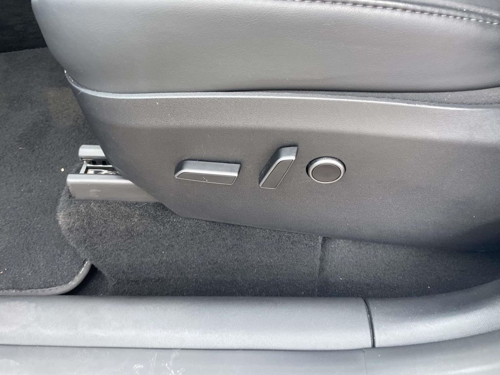 Vehicle photo 17