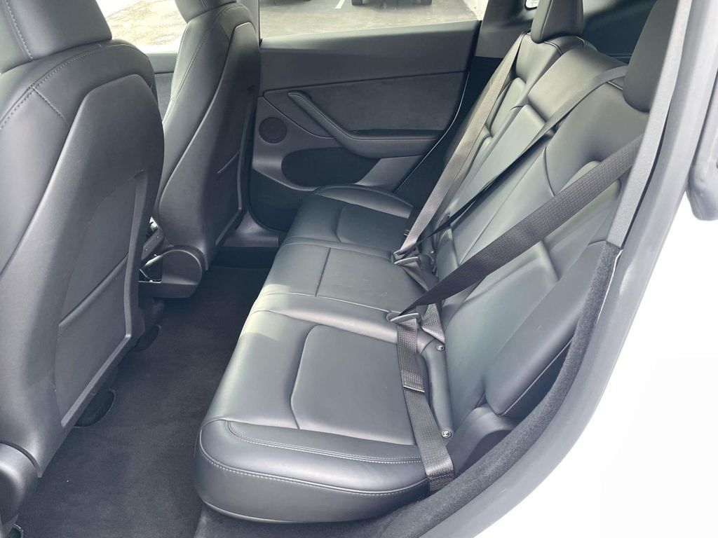 Vehicle photo 12