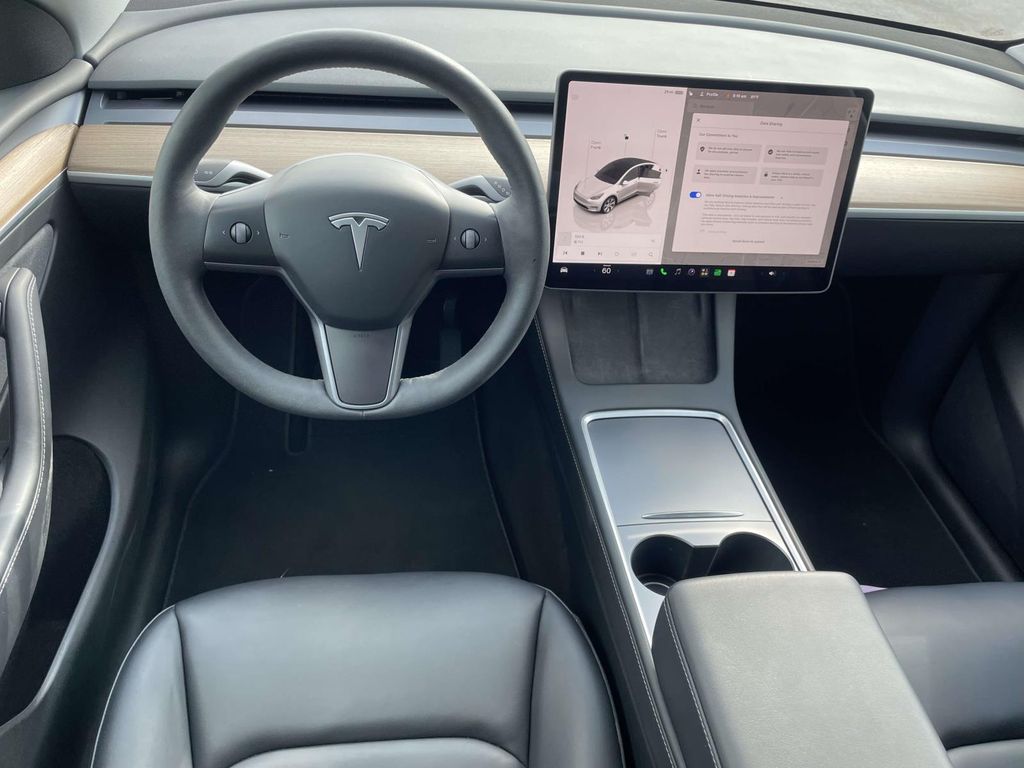 Vehicle photo 13
