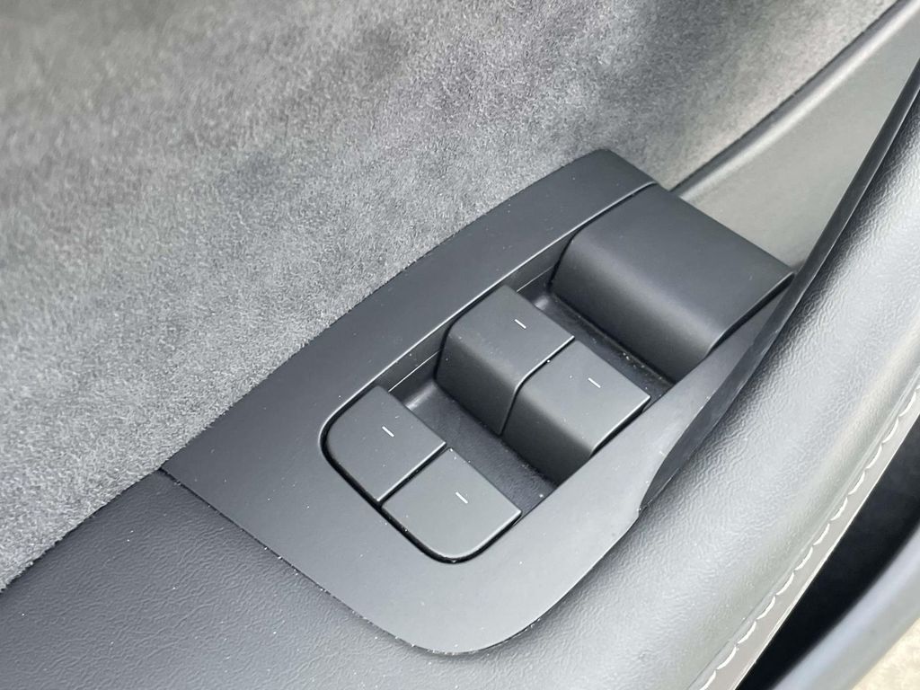 Vehicle photo 19