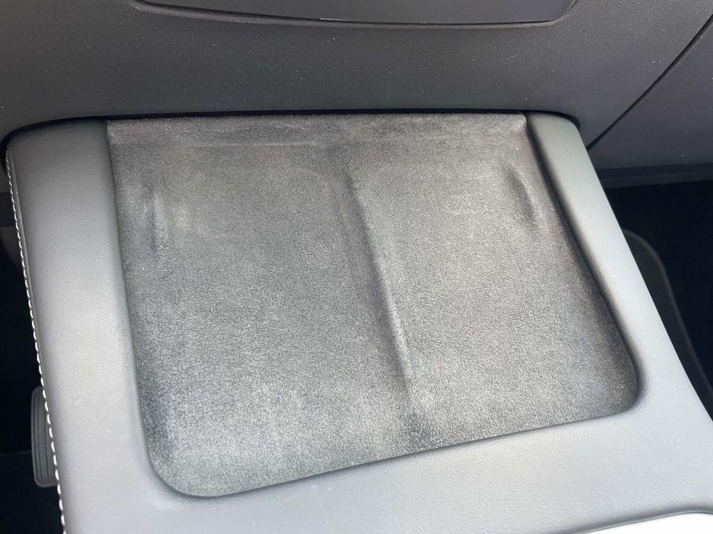 Vehicle photo 32