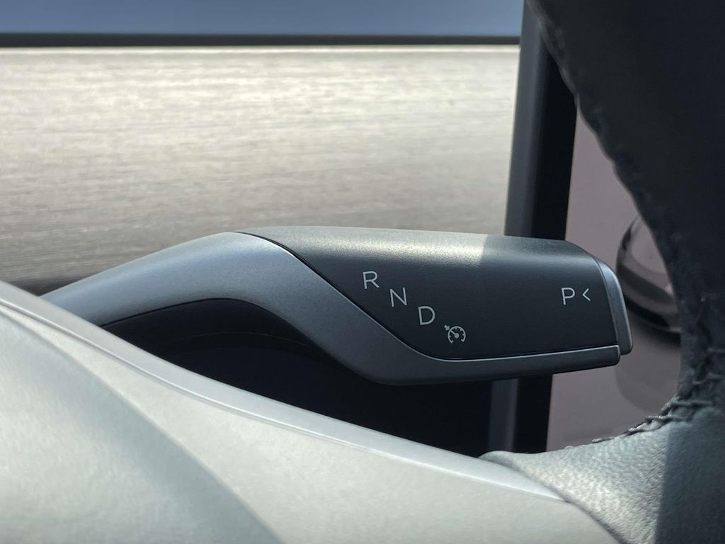 Vehicle photo 33