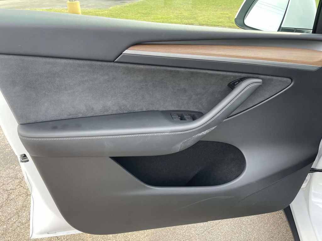 Vehicle photo 18
