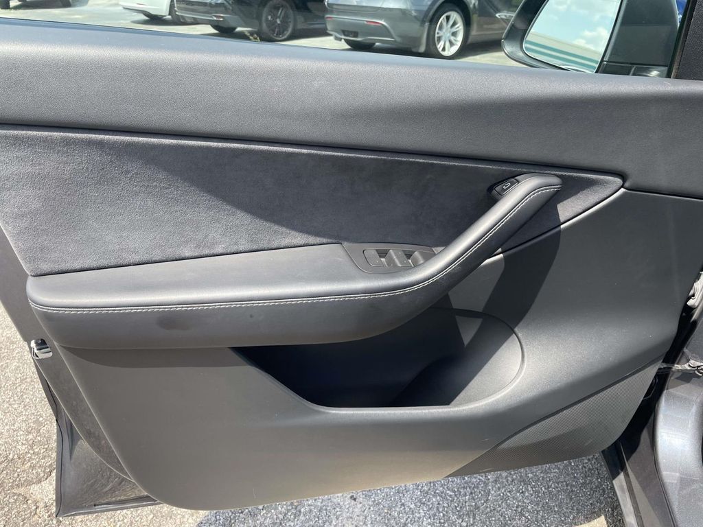 Vehicle photo 17