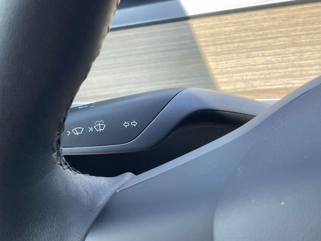 Vehicle photo 36