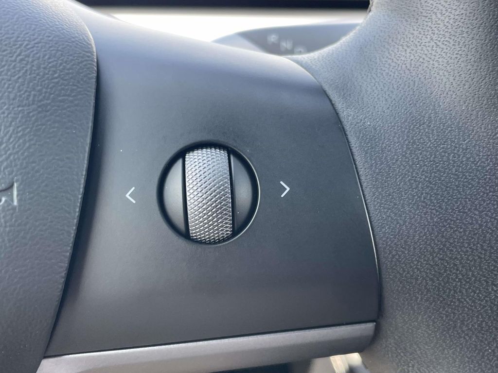 Vehicle photo 21