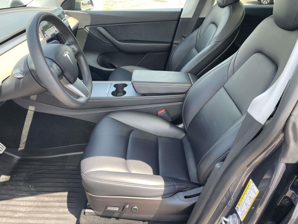 Vehicle photo 13