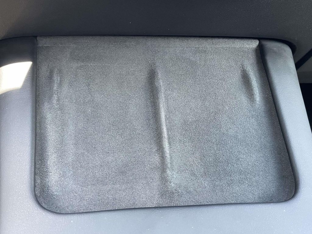 Vehicle photo 32