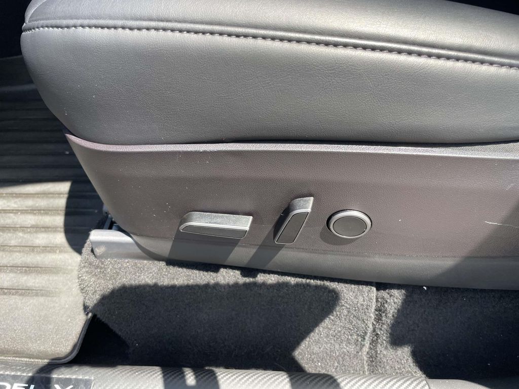 Vehicle photo 15