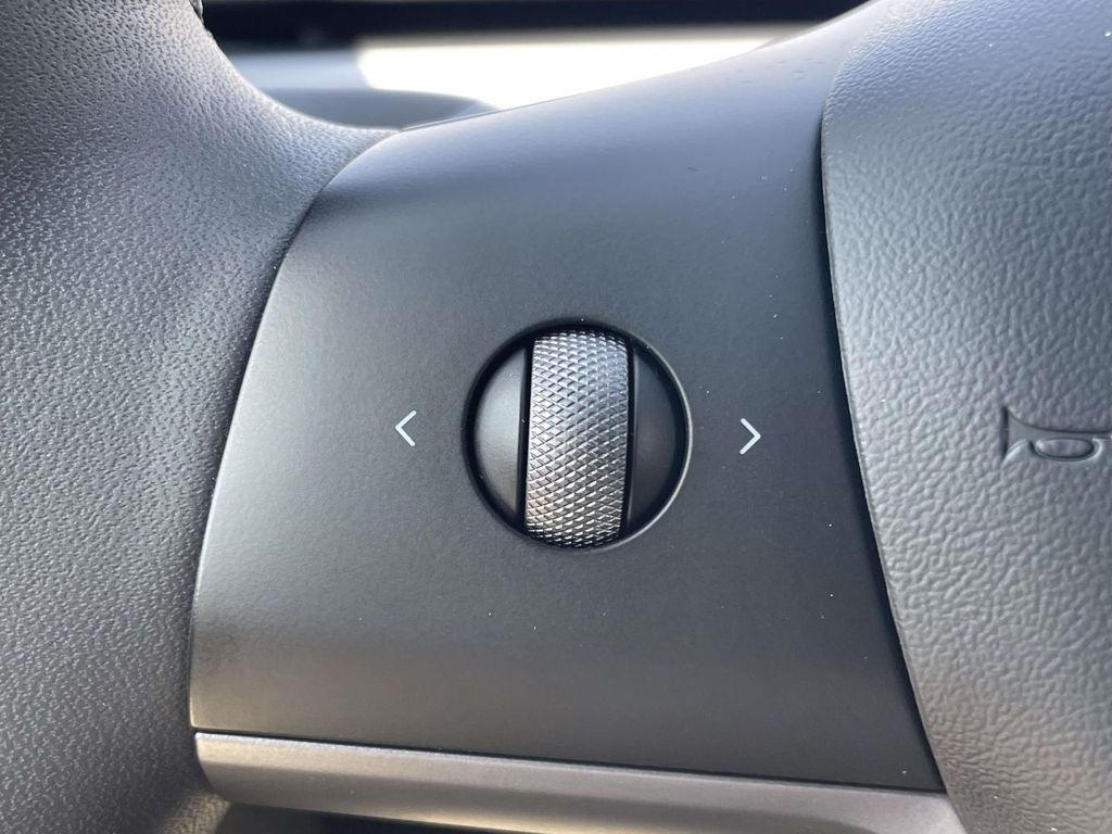 Vehicle photo 22