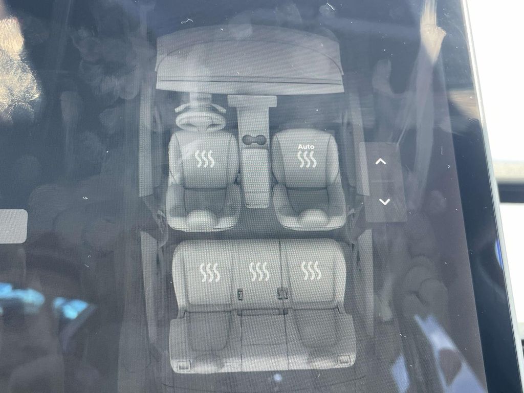 Vehicle photo 28