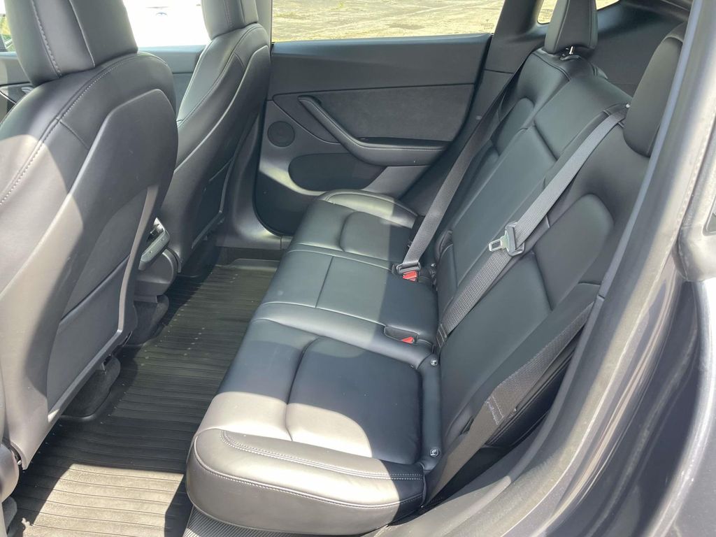 Vehicle photo 11