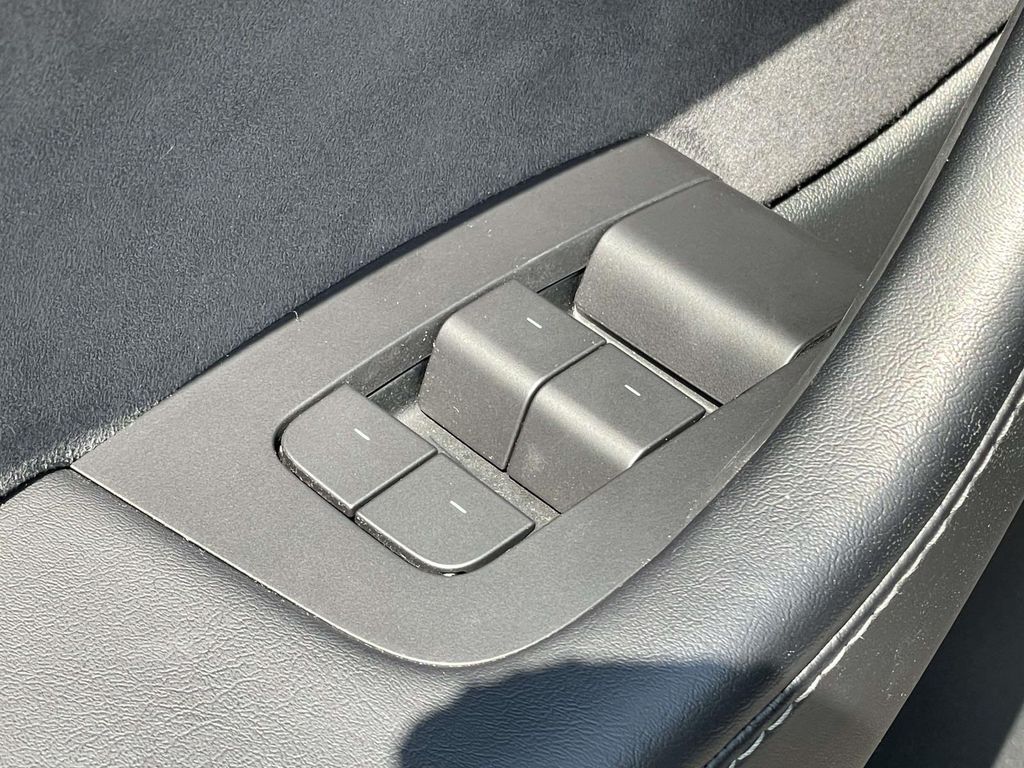 Vehicle photo 18