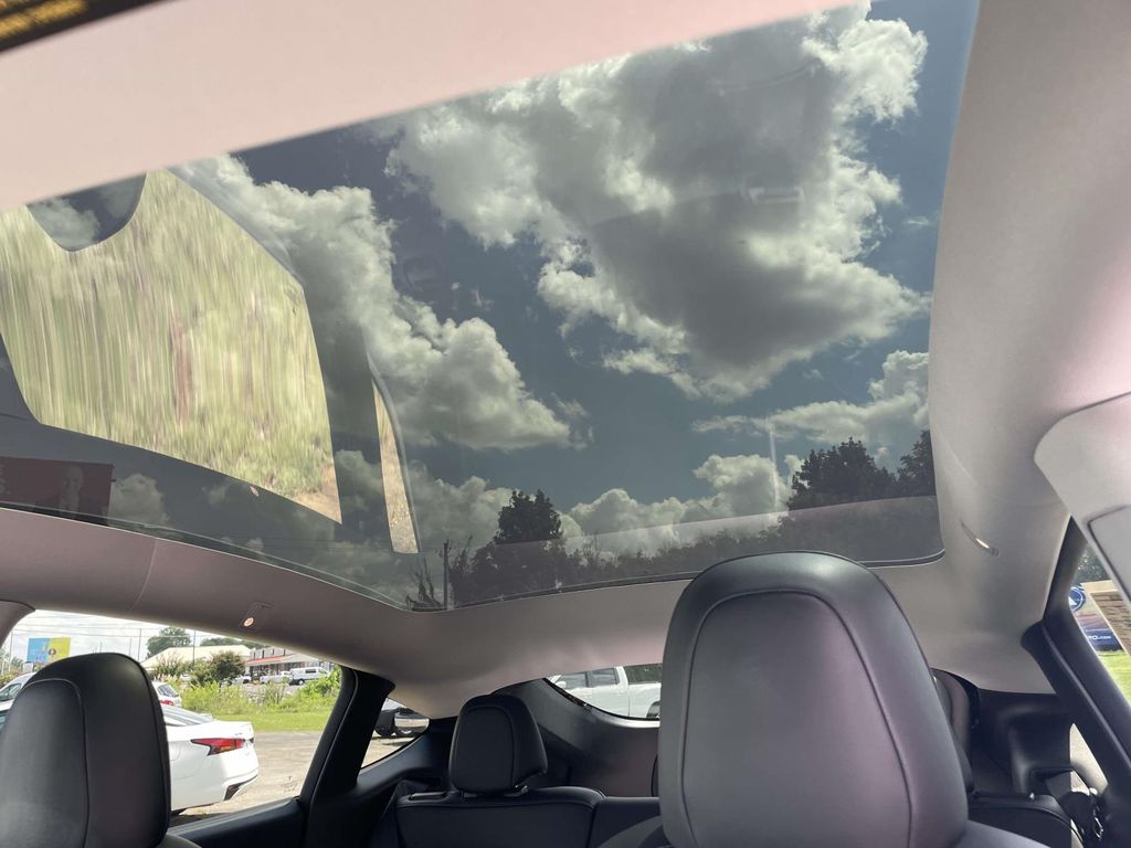 Vehicle photo 19