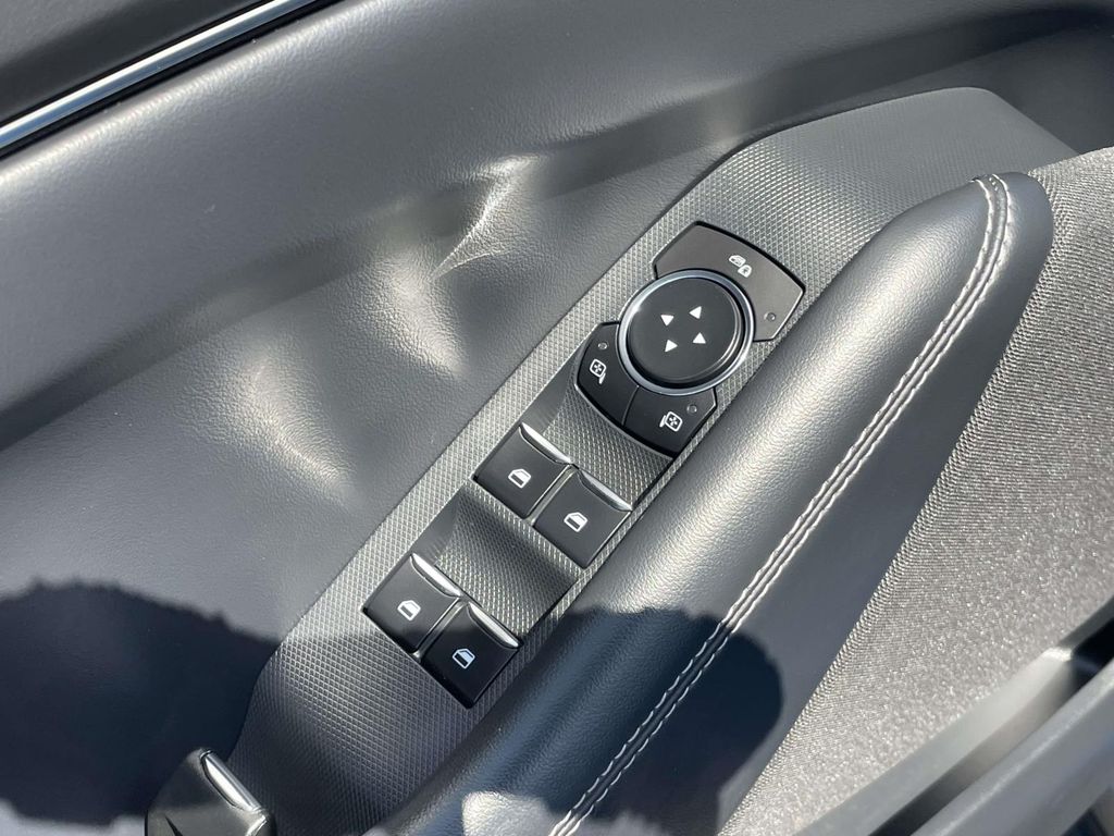 Vehicle photo 19